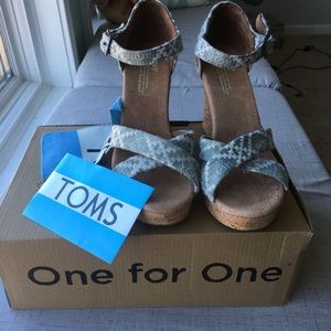 Toms women’s denim embroidered scrappy wedges